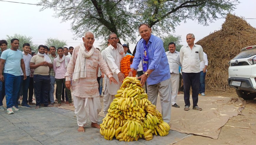 खटोटी में आसपा प्रत्याशी डॉ.रोहिताश शर्मा को फलों से तोलकर दिया समर्थन