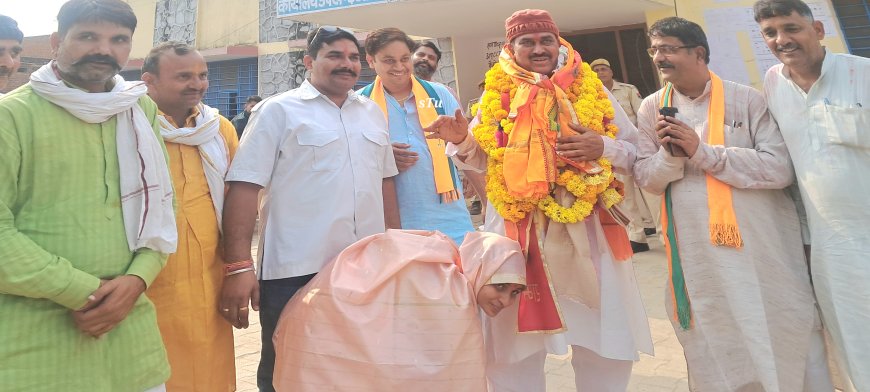 भाजपा प्रत्याशी रमेश खींची के पैर छूकर कांग्रेस प्रत्याशी संजना जाटव ने मांगा आशीर्वाद