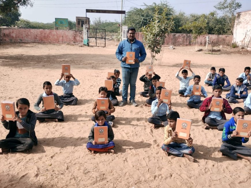 शिक्षा के प्रति अग्रसर सुप्रीम फाउंडेशन  ने विधार्थियो को निशुल्क नोटबुक वितरित की