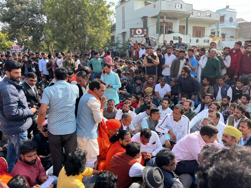 सुखदेव गोगामेड़ी की हत्या के खिलाफ चल रहे धरने में जयपुर पहुंचे महुवा विधायक राजेंद्र मीणा