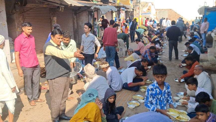 कस्बा स्थित श्री गणेश मंदिर पर श्रद्धालुओं का महाप्रसादी लेने के लिए उमड़ा जनसैलाब