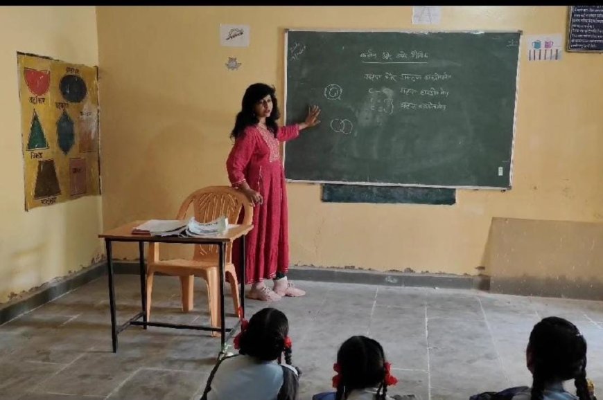 अध्यापकों की कमी के कारण प्रधानाचार्य संगीता गौड़ अपने ऑफिशियल कामों को भी छोड़कर ले रही है बच्चों की क्लास