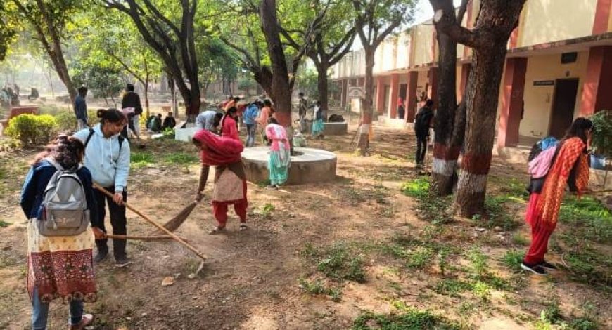 राष्ट्रीय सेवा योजना के छटे दिन स्वयं सेवकों ने महाविद्यालय परिसर में श्रमदान कर सफाई की