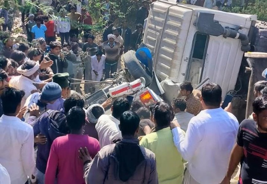 बोलेरो एवं सीमेंट से भरे ट्रोले की भिड़ंत सहायक अभियंता सहित चार की मौत दो गंभीर रूप से घायल