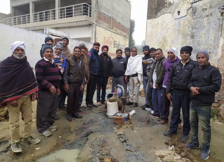 पानी की किल्लत से परेशान लोगों ने अपने खर्चे से कराई बोरिंग, पानी आया तो खुशी से झूम उठे :  प्रशासन व जनप्रतिनिधियों पर लगाया उपेक्षा का आरोप