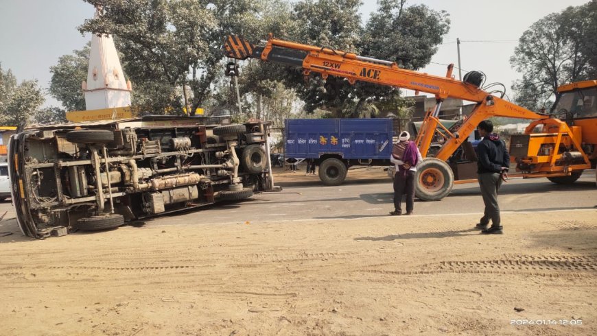 अलवर-सिकन्दरा मेगा हाईवे पर बाईक से भरा एक मिनी ट्रक पलटा ,तीन महिलाओं सहित चार घायल