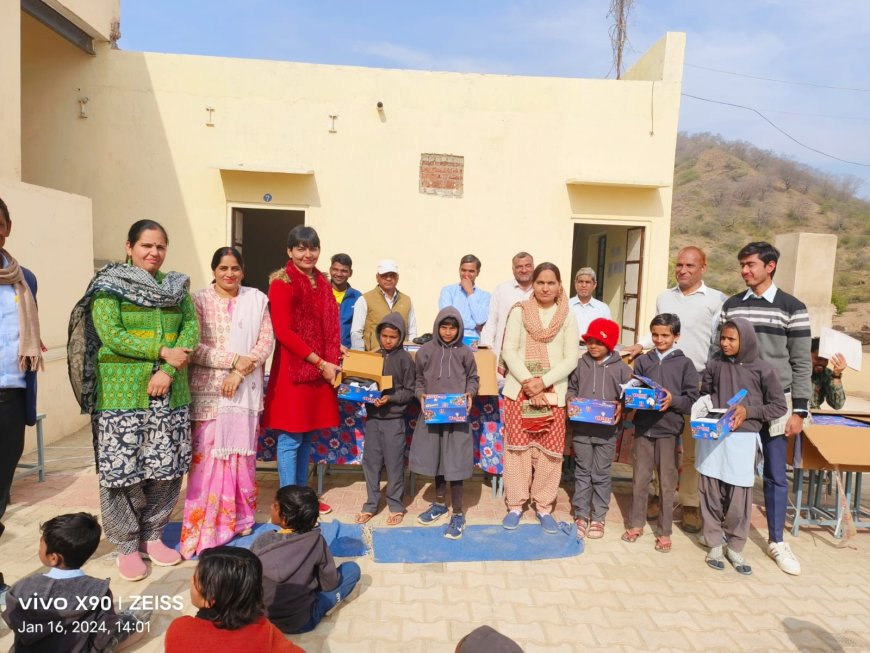 स्कूल व्याख्याता  ने जन्मदिन पर सर्दी के मौसम को ध्यान में रखते हुए छात्र-छात्राओं को किए जुत्ते वितरित