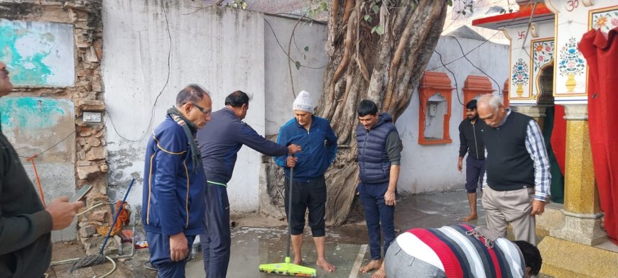 लक्ष्मीनाथ जी मन्दिर चौमूं में पूर्व विधायक रामलाल शर्मा ने कार्यकर्ताओं के साथ की मन्दिर में सफ़ाई