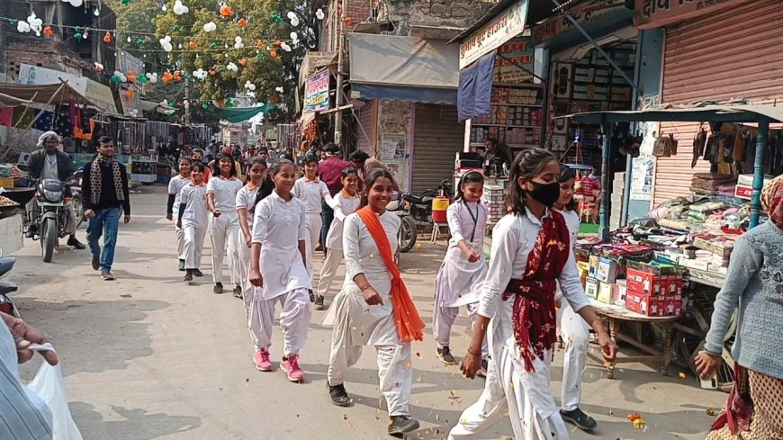 सुभाष चंद्र बोस की जयंती पर छात्राओं ने निकाला पथ संचलन