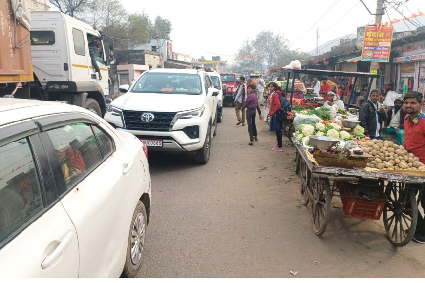 मुख्य सड़क मार्ग पर अतिक्रमण आवागमन में भारी परेशानियां