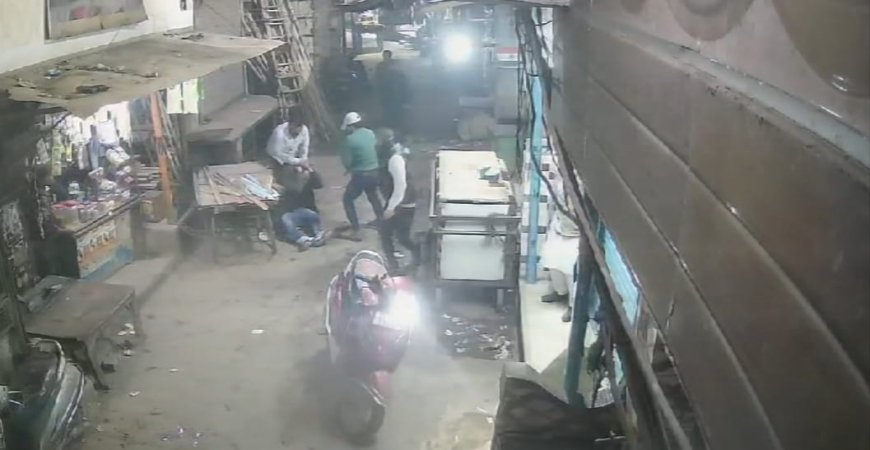 अपराधियों ने युवक को दौड़ाकर मारी गोली, फिर चाकू से गला रेता, घटना CCTV में कैद