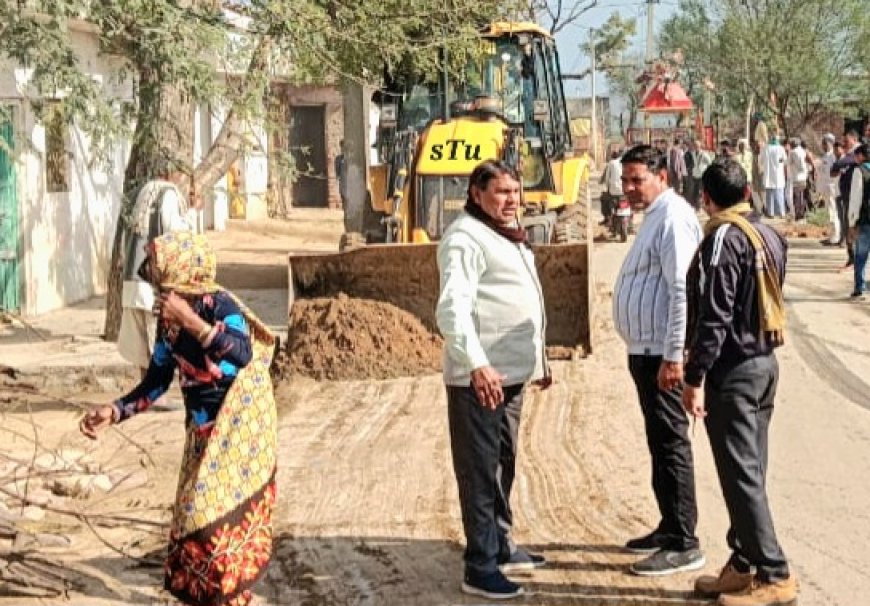 कुट्टी मंसादास में पुलिस प्रशासन की मौजूदगी में मुख्य रास्ते से अतिक्रमण हटाया गया।