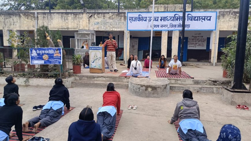 सूर्य का महत्व बताते हुए, कराया सामूहिक सूर्य नमस्कार