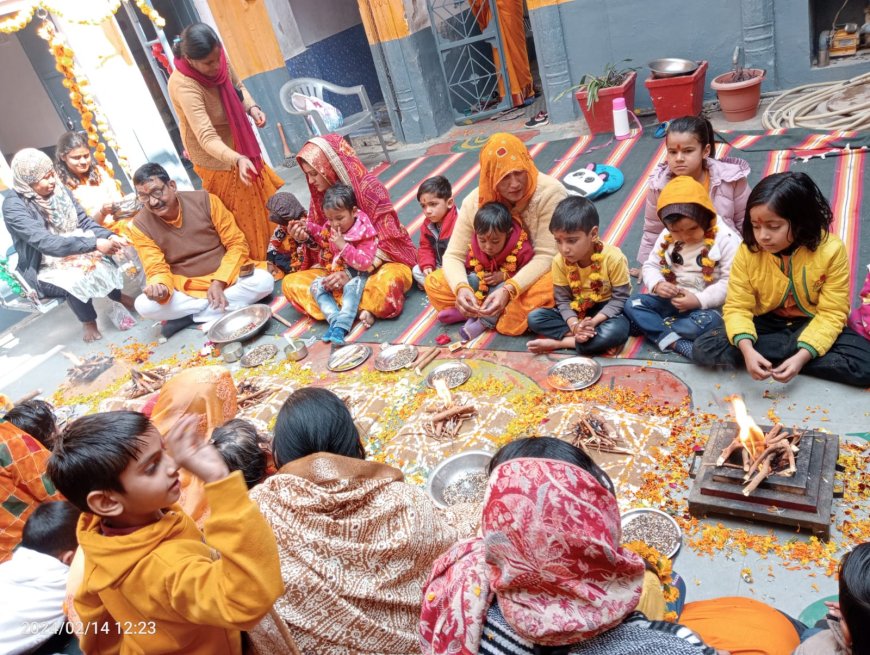 शिशु वाटिका आदर्श विद्या मंदिर में बसंत पंचमी पर किया पाटी पोती पूजन -यज्ञ में दी गई आहुतियां