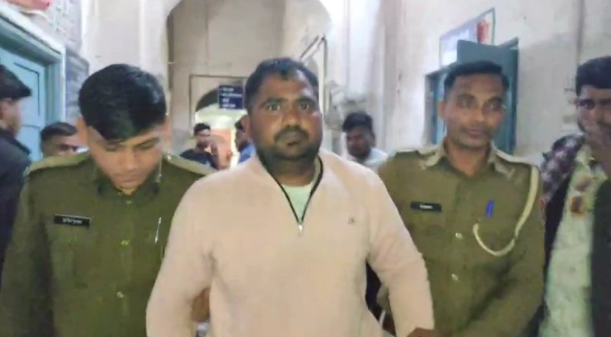 अस्पताल में रात को वार्ड में चाकू लेकर घूम रहे युवक को मरीजों  पड़कर किया पुलिस के हवाले