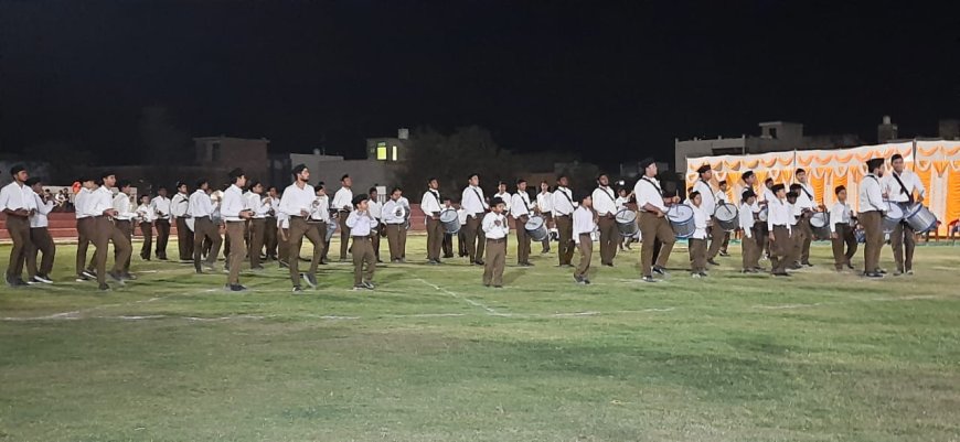 महुवा में अखिल भारतीय घोष दिवस पर स्वर ओमकार कार्यक्रम मे  स्वयंसेवकों  ने किया प्रदर्शन