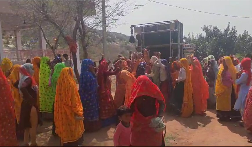 सकट क्षेत्र के गांव नीमला की पहाड़ियों की गोद में स्थित पैड़ी बंद वाले संत जी महाराज के स्थान पर  एक दिवसीय वार्षिक मेले से पूर्व निकाली ध्वज पदयात्रा