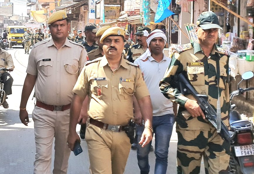 निष्पक्ष भयमुक्त लोकसभा चुनाव में मतदान के लिए पुलिस व बीएसएफ ने किया पैदल फ्लैग मार्च।