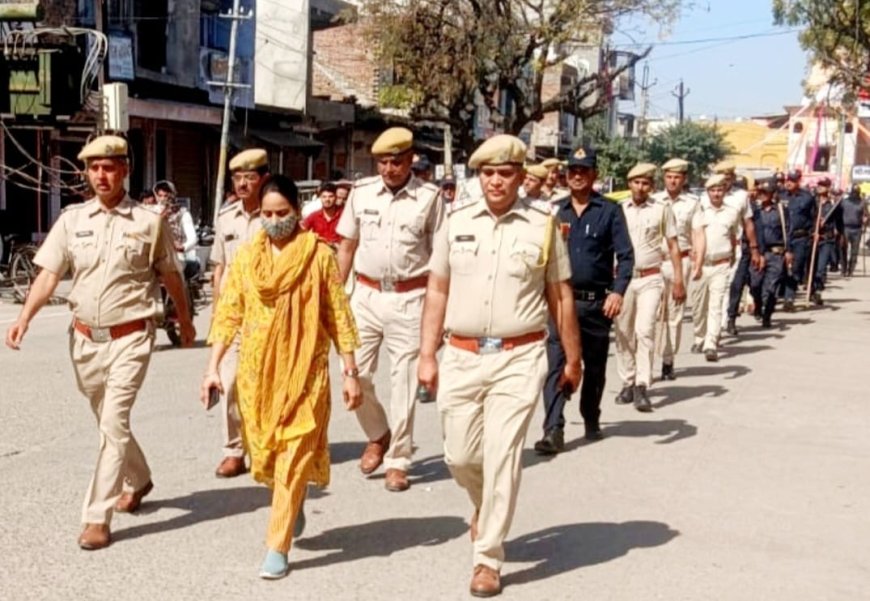 पुलिस और एसटीएफ के जवानों निकाला फ्लैग मार्च ,भय मुक्त होकर मतदान करने का दिया संदेश