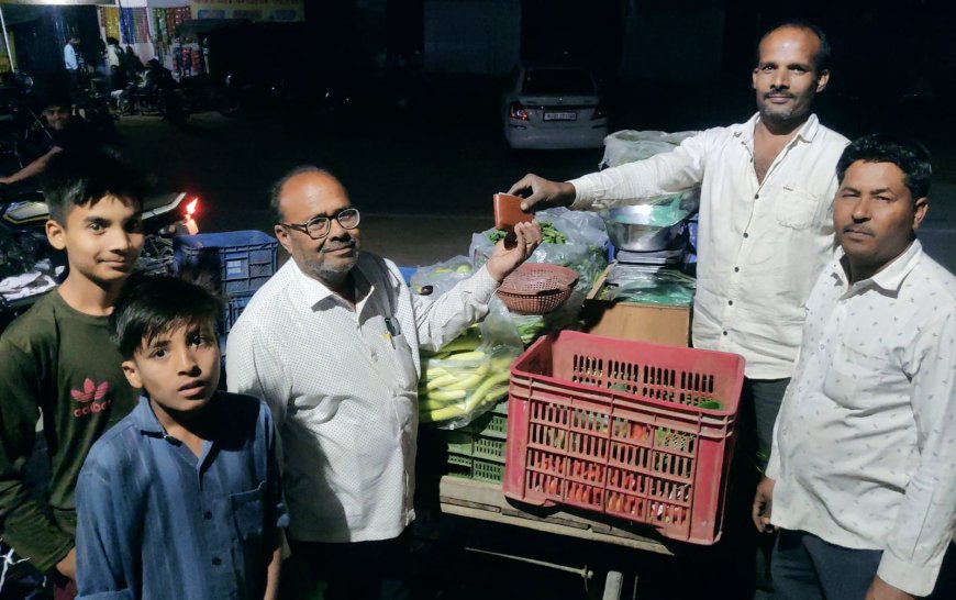 फ्रूट्स विक्रेता कालुभाई ने पर्स लौटाकर दिया ईमानदारी का परिचय, पर्स में थे बीस हजार रु. चैक व दस्तावेज