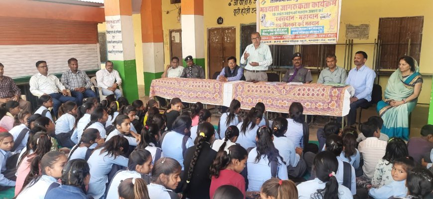 महुवा मे मतदाताओं को जागरूक करने को लेकर रक्तदान महादान ,सब मिलकर करें मतदान का महत्व पर डाला प्रकाश