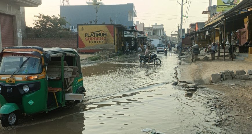 त्यौहारी सीजन मे व्यापारियो के गले का निवाला निगल रहा सड़क पर भरा गंदा पानी