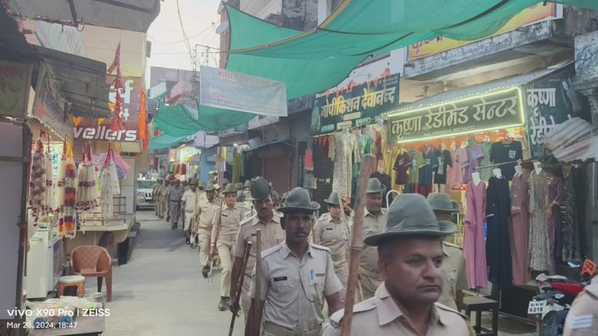 पुलिस ने फ्लैग मार्च निकाल दिया संदेश, आमजन को शांतिपूर्ण ढंग से पर्व को मनाने की अपील