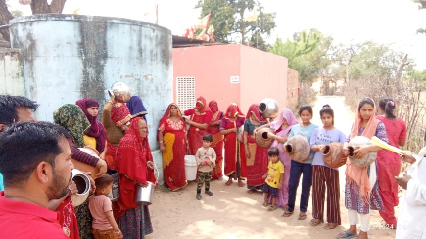 उदयपुरवाटी जल संघर्ष समिति के तत्वाधान में महिलाओं द्वारा पेयजल को लेकर विरोध प्रदर्शन