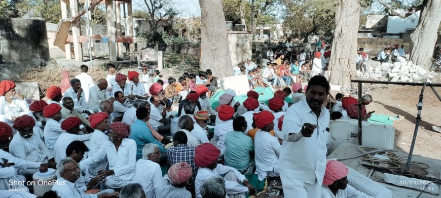 दूदेश्वर महादेव के प्रांगण में हुई डांडिया गेर, स्वांगधरे युवाओं ने किया नृत्य