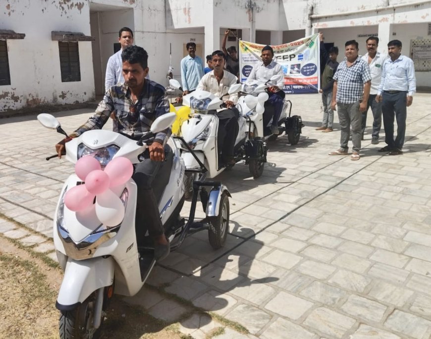 दिव्यांग मतदाताओं ने निकाली जागरूकता रैली