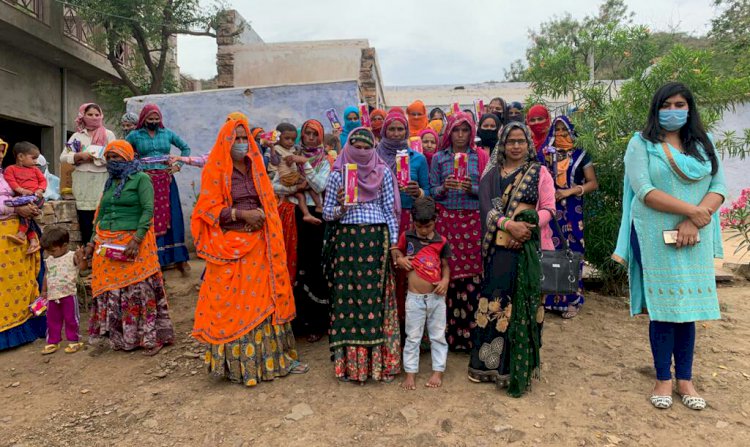 वसुधा जन विकास संस्थान की पहल के तहत स्वयं सहायता समूहों की महिलाओं को बांटे गए पर्सनल हाईजीन किट