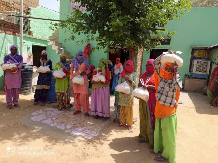 स्पेक्ट्रा संस्था ने जन जागरूकता के साथ किया मास्क, सेनेटाइज़र, एवं खाद्य सामग्री का वितरण