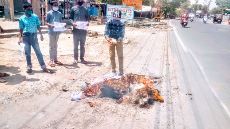 कोरोना का पुतला दहन कर,  कॉलोनी के बालको ने कोरोना से बचाव के लिए मास्क प्रतिरक्षण चूर्ण का वितरण किया