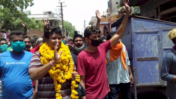 कोरोना की जंग जीतकर लौटे लोगों का ग्रामीणों ने किया स्वागत