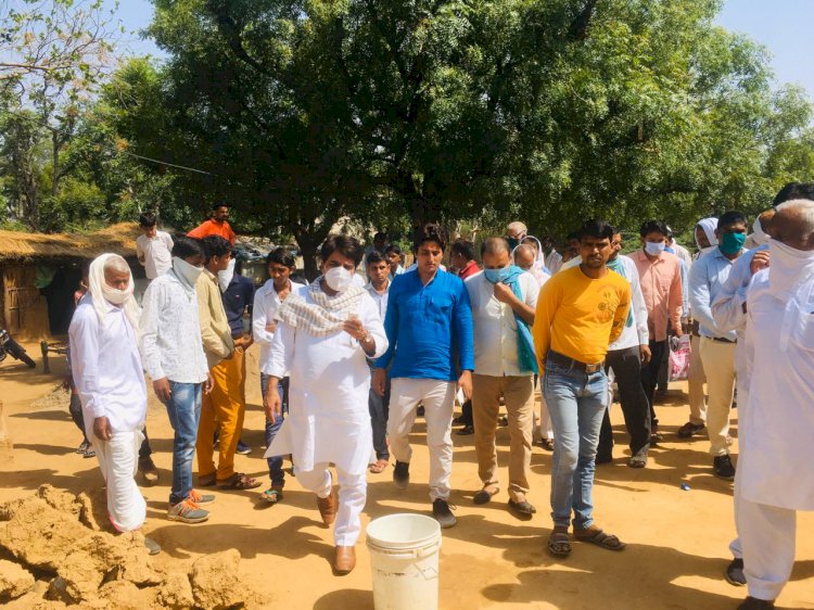 गरीब नेत्रहीन प्रेमचंद हरिजन को पक्का मकान बनाने की जिम्मेदारी ली पूर्व प्रधान राजेंद्र मीणा ने