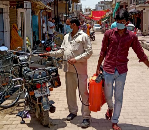 रैणी कस्बे में हुआ सेनेटाइजर का छिड़काव