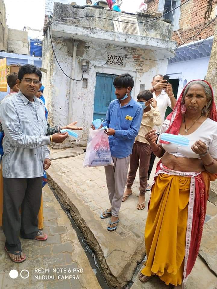 कोराना के संक्रमण को नष्ट करने के लिए मास्क वितरित कर,  सैनेटाईजर  का छिड़काव करवाया