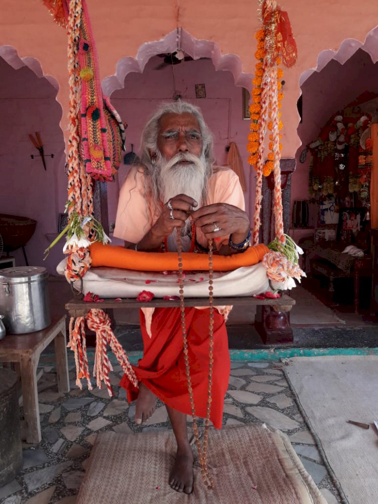 नगली ओझा में प्राकृतिक आपदा से मुक्ति के लिए साधु कर रहा है 41 दिन की खड़ी तपस्या