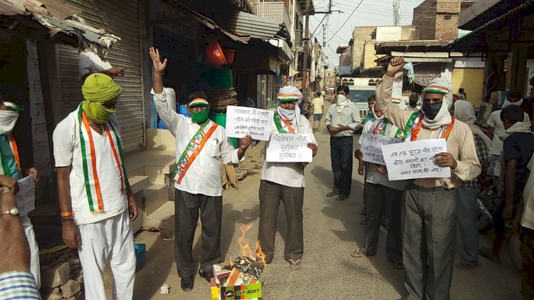 स्वदेशी जागरण मंच के कार्यकर्ताओं ने चीनी राष्ट्रपति का फूंका पुतला, जलाई चीनी सामान की होली