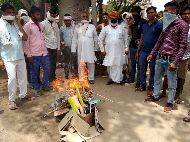 भाजपाईयों ने चाइनीज सामान की होली जलाकर शहीदों  को श्रद्धांजली दी