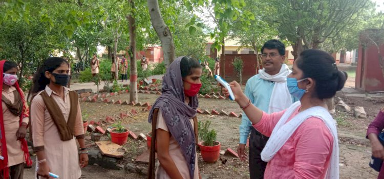 हाथ धोकर सेनेटाइज हुए और मास्क पहन कर दी परीक्षा