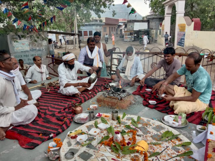 क्षेत्र की खुशहाली व सुख समृद्धि के लिए हवन यज्ञ में डाली आहुतियां