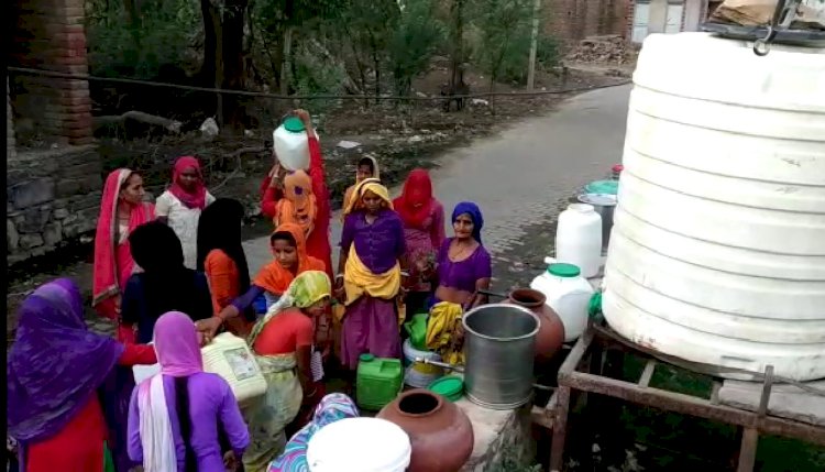 प्रतिदिन  छः टेंकर पानी के साथ साथ दो बोरिंग का पानी आने के बावजूद चार दिन में एक दिन आती है पेयजल सप्लाई