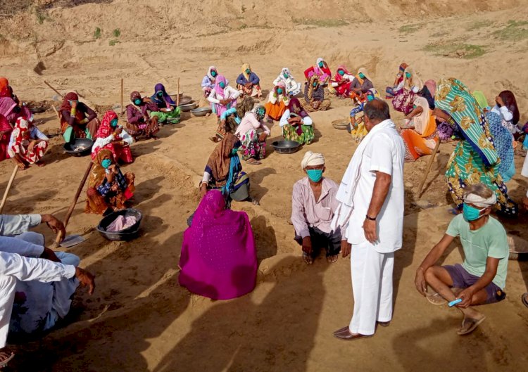 नरेगा श्रमिकों को मास्क साबुन व सेनेटाइजर बांटे