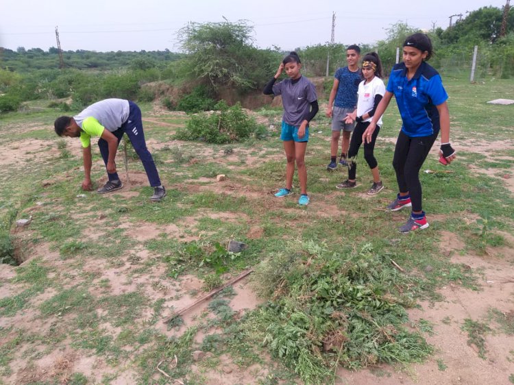 स्वच्छता अभियान के अन्तर्गत गाजर घास उन्मूलन आयोजन सुमंगल सेवा संस्थान द्वारा