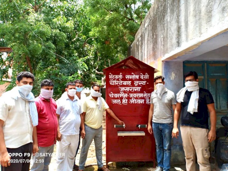 संतोष देवी चैरिटेबल ट्रस्ट ने जखराना की चौपाल पर वाटर कूलर भेंट कर मास्क किए वितरित