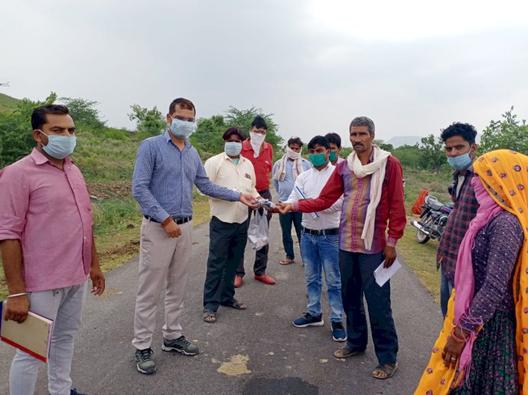 कोरोना संक्रमण से बचाव हेतु नरेगा मजदूरों को भेंट की मेडिकल किट