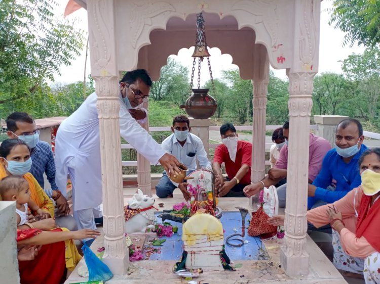 सावन के पहले सोमवार शिवालयों में गूंजे बम बम भोले के जयकारे, भक्तों ने उपवास रख किया शिव भोले  का जलाभिषेक