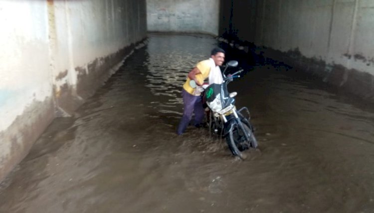 रेल्वे अण्डरपास में भरा है गंदा बरसाती पानी,ग्रामीणों का आवागमन बाधित