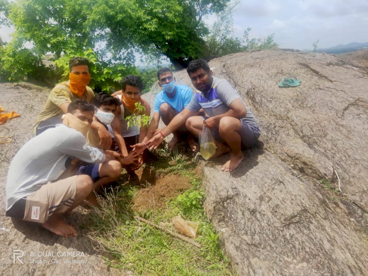 श्रीराम सेना द्वारा भगवा ध्वज लगाने के साथ की पौधारोपण की शुरुआत